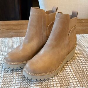 NWOT Tan Leather Ankle Boots 9